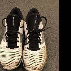 Nike Womens basketball shoe